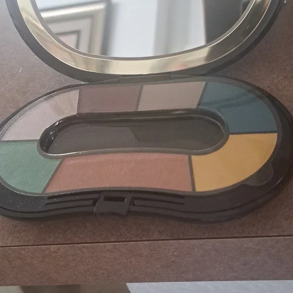 Elizabeth Arden Eyeshadow Clam Shell Compact Palette with Mirror - Picture 2 of 4